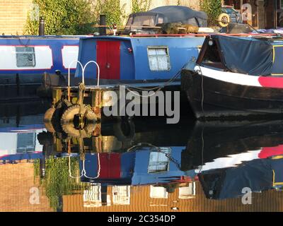 Alte schmale Boote und Bargen, die zu Hausbooten umgebaut wurden, vertäuten in der Marina am brighouse Basin in West yorkshire Stockfoto