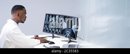 Reife männliche Arzt untersucht Wirbelsäule X-ray In der Klinik Stockfoto