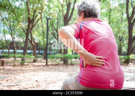 Ältere Frau, die an Rückenschmerzen leidet Stockfoto