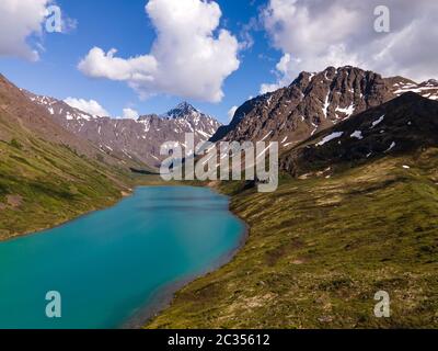 Die frühen Hänge des Cantata Peak und der Gipfel des Eagle Peak stehen über dem Eagle Lake Stockfoto