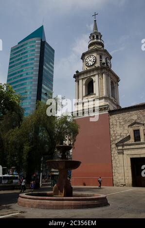 Kirche San Francisco und Wolkenkratzer. Fray Pedro de Bardeci Platz. Santiago de Chile. Chile. Stockfoto