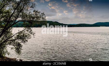 Edersee in Nordhessen Deutschland an einem bewölkten Tag im Sommer Stockfoto