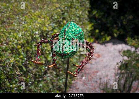 Dekorative Tiere im Garten, Blumenbeet. Eidechse, Gecko, Reptilien, Schlange, Dinosaurier, Frosch, Amphibien. Stockfoto