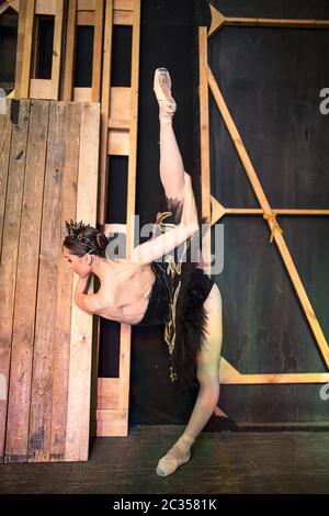 Ballerina ständigen Erwärmung oben hinter der Bühne vor der Bühne Stockfoto