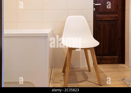 Badezimmer mit Badewanne und Hocker in der Wohnung Stockfoto