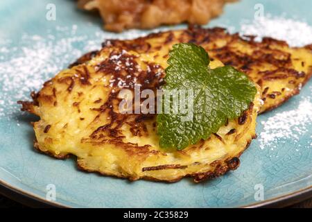bayrische süße Hash-Browns auf einem Teller Stockfoto