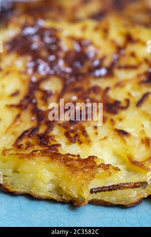 bayrische süße Hash-Browns auf einem Teller Stockfoto