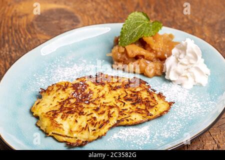 bayrische süße Hash-Browns auf einem Teller Stockfoto