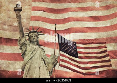Dreckige Oldtimer-Collage von Lady Liberty und amerikanische Flagge im Hintergrund. Stockfoto