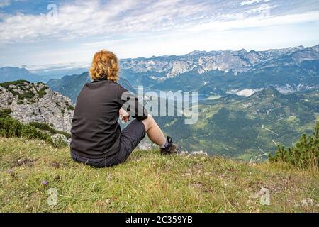 Wanderer in den österreichischen alpen wandern im Herbst auf Bergwanderwegen im Wald um die Seen Stockfoto