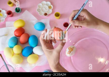 Hand malt an Ostern ein Hühnerei Stockfoto