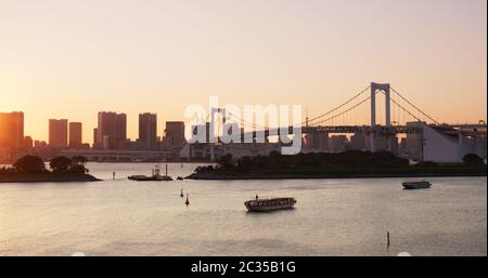 Tokio, Japan, 01. Juli 2019: Odaiba-Stadtlandschaft bei Sonnenuntergang Stockfoto