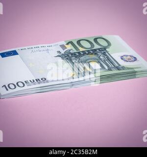 Euro cash auf einem Lila, Lila und Rosa Hintergrund. Euro Banknoten Geld. Euro Geld. Euro Rechnung. Für text Stockfoto
