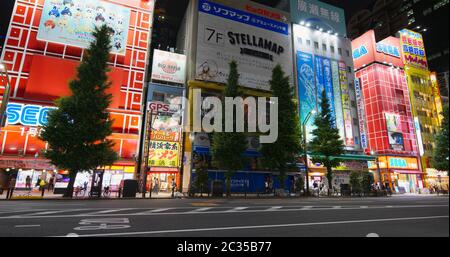Tokio, Japan, 27. Juni 2019: Akihabara-Viertel in Tokio bei Nacht Stockfoto