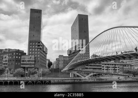 Zubizuri Fußgängerbrücke und Isozaki Atea Wolkenkratzer in Bilbao in Schwarz-Weiß, Baskenland, Spanien Stockfoto