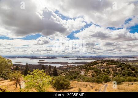 Stausee Alqueva und Landschaft bei Monsaraz, Stausee und Landschaft bei Monsaraz, Alentejo, Portugal Stockfoto