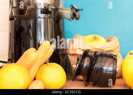 Saftabzieher für ein gutes Frühstück mit Äpfeln Karotten und Orangenzentrifuge Stockfoto