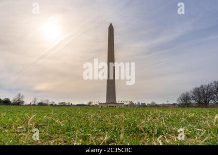 Washington Monument mit grünem Rasenplatz in Washington DC USA. Dieses Denkmal ist Obelisk auf der National Mall, einem Wahrzeichen von Washington DC USA. Stockfoto