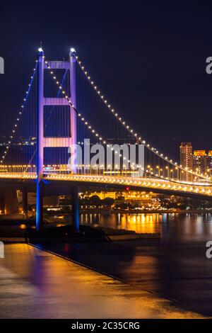 Sonnenuntergang und Beleuchtung von Tsing Ma Brücke Sehenswürdigkeiten Hängebrücke Tsing Yi Bereich der Hong Kong China. Stockfoto