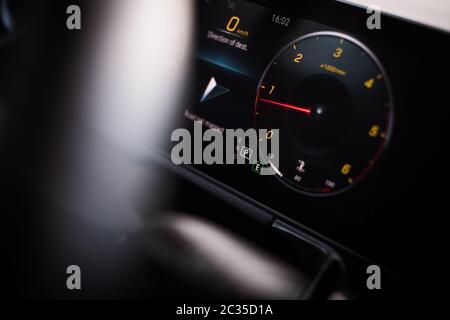 Nahaufnahme mit dem digitalen Tacho eines Autos. Stockfoto