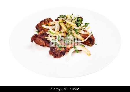 georgische Küche - Portion Schweineschlik auf weißem Teller isoliert auf weißem Hintergrund Stockfoto