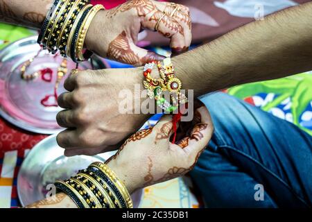 Rakshabandhan, in Indien gefeiert als ein Festival, Bruder - Schwester Liebe und Beziehung. Schwester Riegel Rakhi als Symbol der intensive Liebe zu ihr Bro Stockfoto