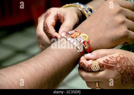 Rakshabandhan, in Indien gefeiert als ein Festival, Bruder - Schwester Liebe und Beziehung. Schwester Riegel Rakhi als Symbol der intensive Liebe zu ihr Bro Stockfoto