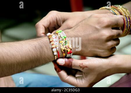 Rakshabandhan, in Indien gefeiert als ein Festival, Bruder - Schwester Liebe und Beziehung. Schwester Riegel Rakhi als Symbol der intensive Liebe zu ihr Bro Stockfoto