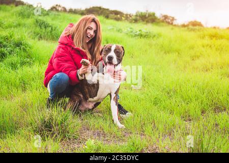 Lustige Portrait von Frau mit Hund auf dem Feld Stockfoto