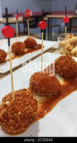 Köstliche Kroketten mit Sauce auf dem Teller Stockfoto