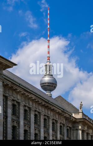 Der Berliner Fernsehturm über dem Dach des Alten Rathauses Stockfoto