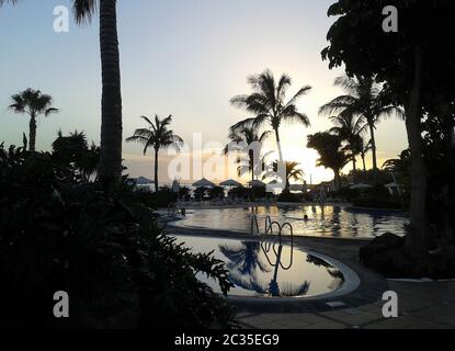 Schwimmbad am Abend Stockfoto