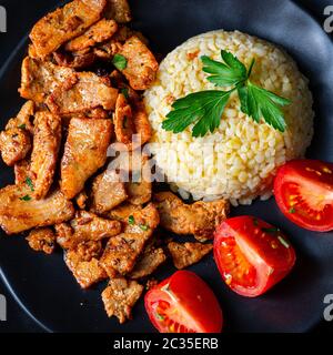 Bulgur with Gebratenem fleisch and joghurtsoße Stockfoto