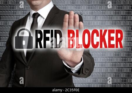 RFID-Blocker mit Matrix zeigt Geschäftsmann. Stockfoto