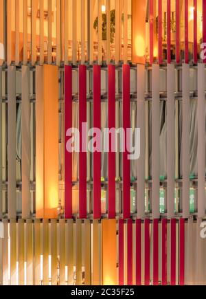 Die Entwicklung des abstrakten Vorderansicht eines Gebäudes Fassade Fenster mit farbigen Jalousien ligh. Stockfoto