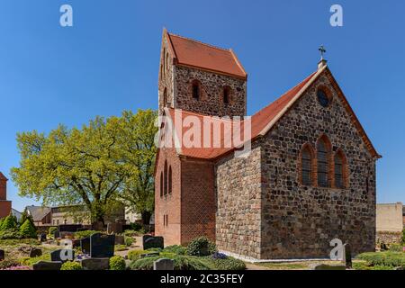 Mittelalterliche Dorfkirche am Krummensee, Blick aus dem Osten Stockfoto