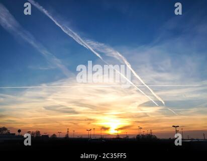 Chemtrails am Himmel Stockfoto