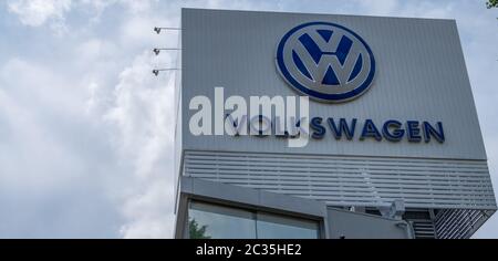 Volkswagen Beschilderung gegen bewölkten Himmel, Tokio, Japan Stockfoto