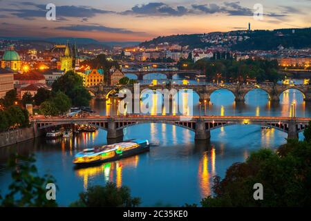 Beleuchtete Brücken in Prag Stockfoto