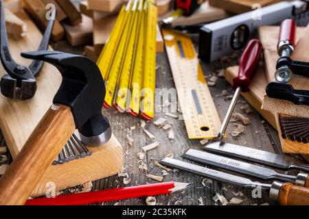 Nahaufnahme der Tischler Werkzeuge auf einem antiken Holztisch. Bauwirtschaft, die es selbst tun. Holz- Arbeitstisch. Stockfoto