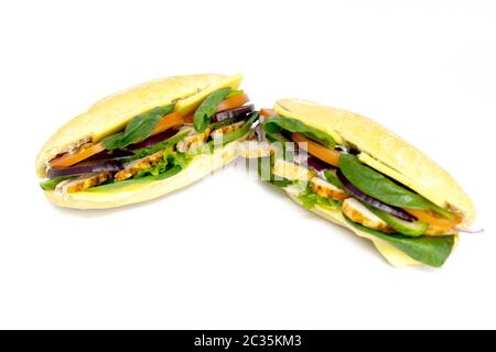 Italienisches Ciabatta Panini Sandwich mit Huhn, Käse, Tomaten, Avocado, Salat. Isoliert auf weißem Hintergrund Stockfoto