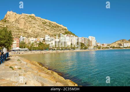 Alicante Stadt und Strand El Postiguet, mediterrane Destination, Spanien Stockfoto