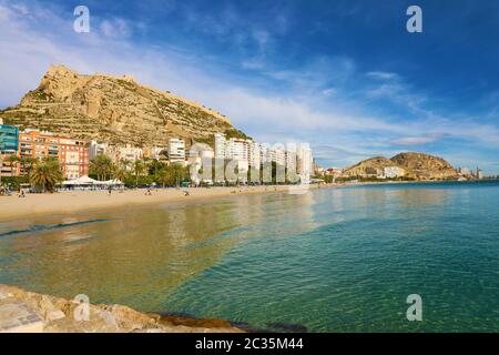 Alicante Stadt und Strand El Postiguet, mediterrane Destination, Spanien Stockfoto