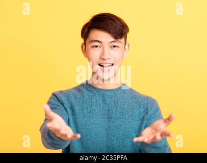 Portrait von Stattlichen asiatische junge Mann Stockfoto