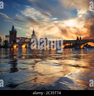 Feuriger Sonnenuntergang in Prag Stockfoto