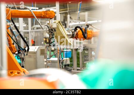 Einsatz von Roboterarmen in der Automobilproduktion. Stockfoto