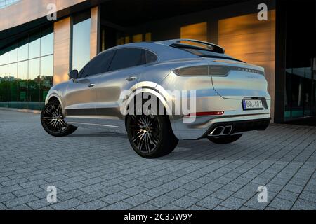 Porsche Cayenne Coupé vor dem Hintergrund moderner Architektur Stockfoto