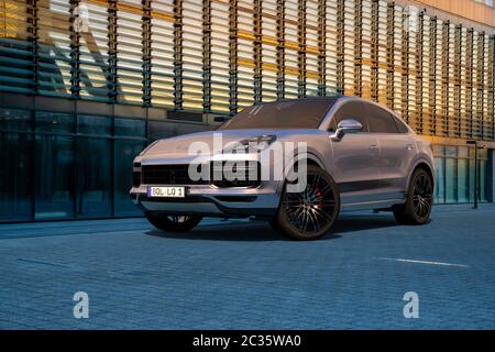 Porsche Cayenne Coupé vor dem Hintergrund moderner Architektur Stockfoto