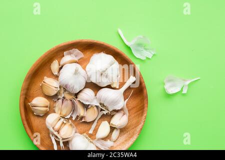 Frische Knoblauchzwiebel-Knoblauchzehe auf dem bunten Hintergrund Stockfoto