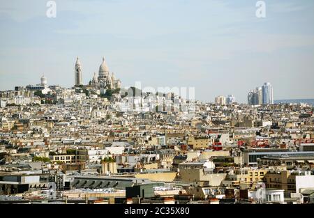 Die Basilika Sacré Coeur und Chateau d'Eau Montmartre auf dem Hügel, über den dicht gesehen gebauten Pariser Stadtbild von der Oberseite des Arc de Triomphe Stockfoto